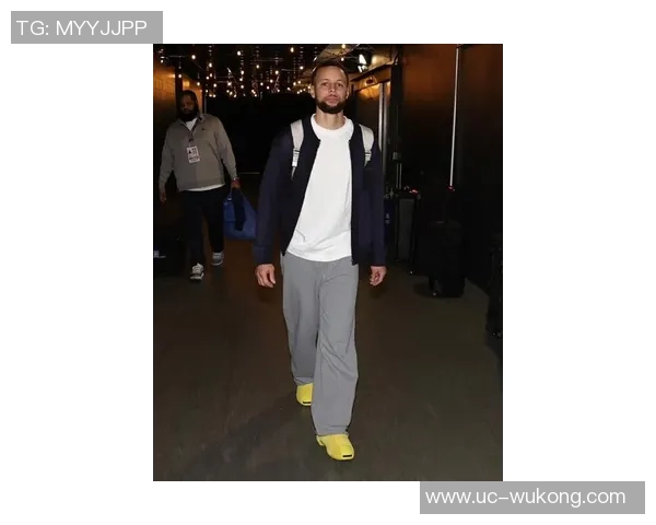 库里今日穿搭亮眼Nikex布克BlazerLow橙白配色展现活力与风格